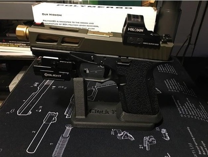 pf940c In piedi glock 19 matreciman 3d print model - Mito3D