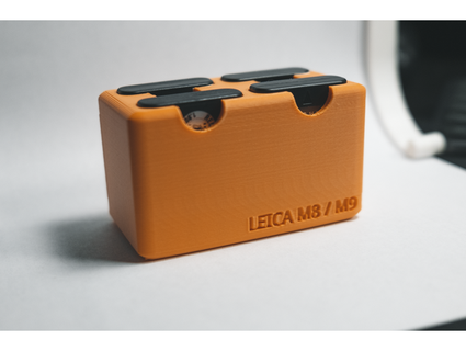 leica m8 m9 4x battery holder francisbellefeuille 3d print model - Mito3D