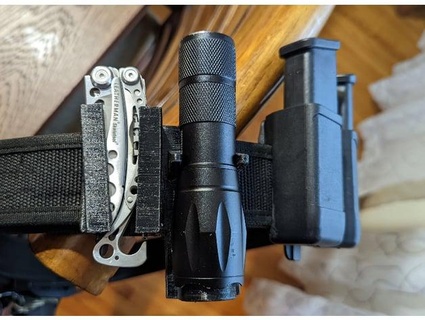 pistola cinturón hombre cuero esqueletool Linterna soporte jbuyense 3d print model - Mito3D