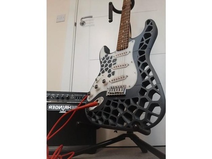 sinistra consegnato 3d stampato chitarra corpo stratocaster genere voronoi pavoncella stampe 3d print model - Mito3D
