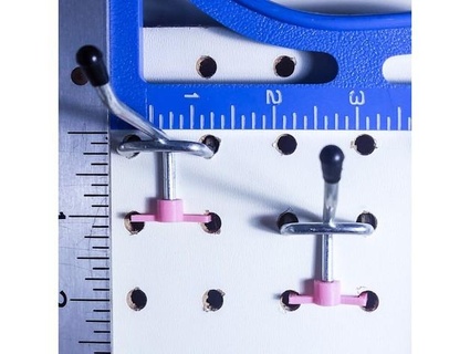 two hole pegboard klips illüstratör 3d print model - Mito3D