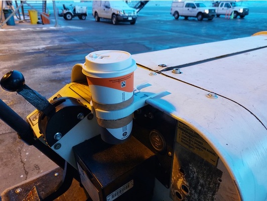 flughafen schlepper tasse halter unterstützung by gelangweilt gepäck wagen kaffee 3d print model - Mito3D