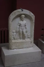 antiguo romano lápida sepulcral 3d impresión modelo trío 3d print model - Mito3D