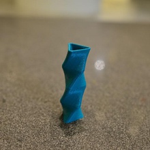 twisted triangle vase Haushaltswaren 3d print model - Mito3D