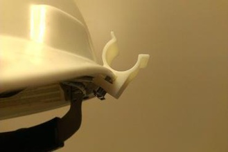 bride-sur le casque de lampe poche à clip gadget dur chapeau la frontale des phares 3d print model - Mito3D