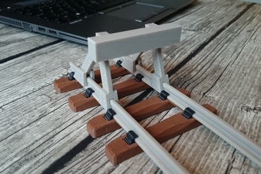 modello ferroviaria buffer di stop miniature punto arresto 1 32 indicatore barspin daniel noree con il treno 3D print model - Mito3D