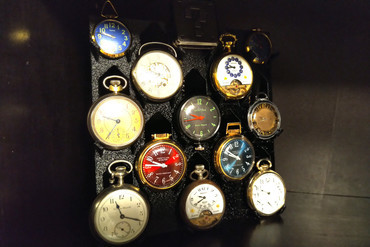 pocketwatch holder display Jewelry pocket watch stand organizer organize 3D print model - Mito3D