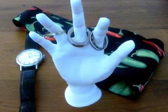 ringholder hand Ihre home Nachttisch ring Schmuck Halter 3d print model - Mito3D