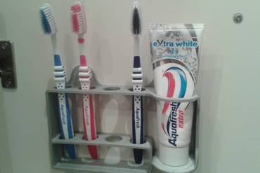 brosse à dents dentifrice titulaire votre maison le la salle de bains placard 3D print model - Mito3D