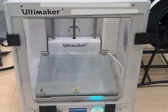 ultimaker 3 door clip stand 3d printer parts enhancements plexi plexiglass 3d print model - Mito3D